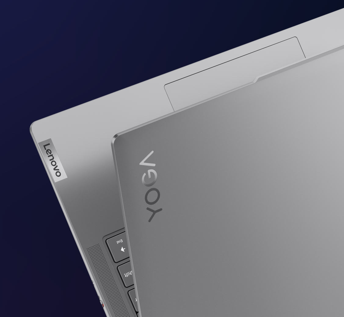 Pokazany fragment, róg laptopa Yoga Slim 7i na granatowym tle, prezentujący kolor urządzenia i smukłe krawędzie