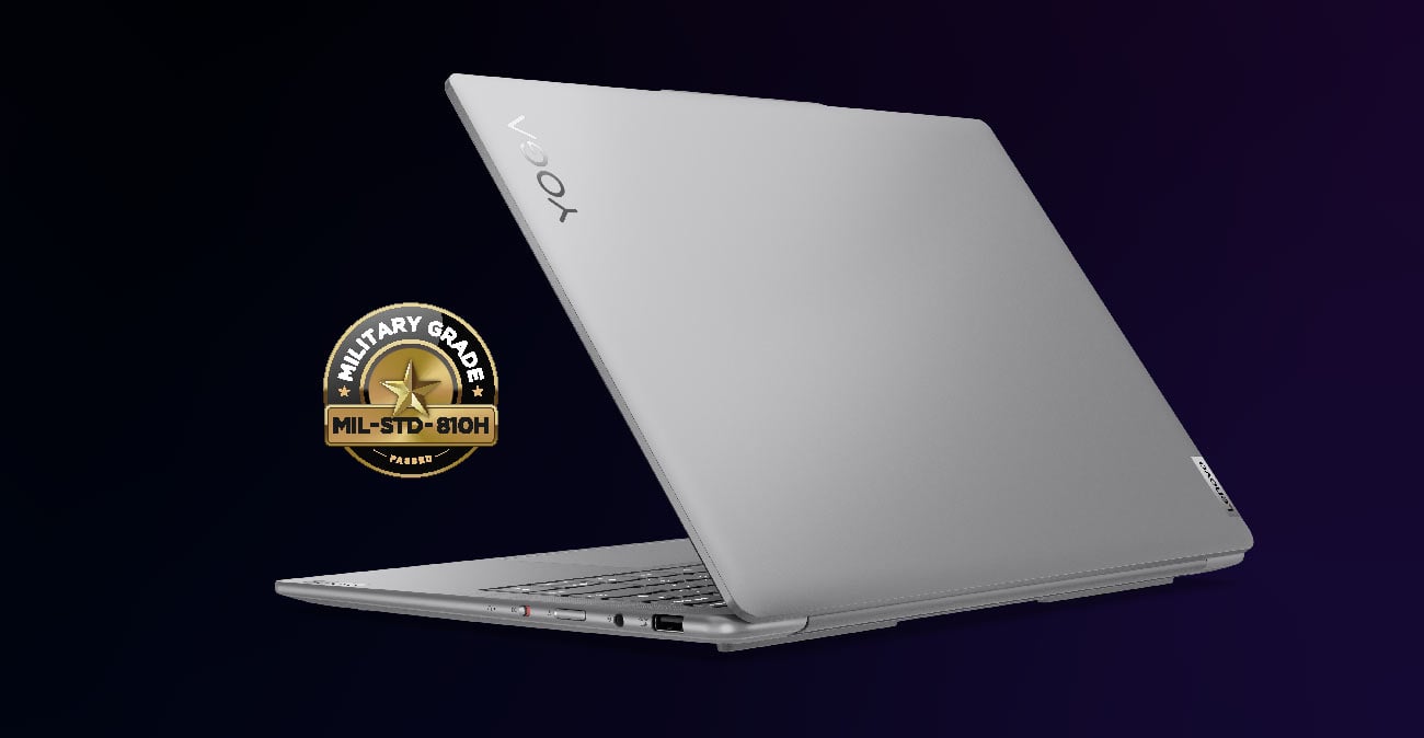 W połowie otwarty laptop Yoga Slim 7i na granatowym tle, pokazany z ukosa, widoczna obudowa
