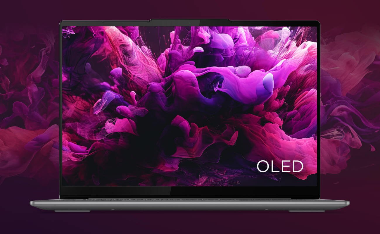 Otwarty laptop Yoga Slim 7i, widoczny ekran z kolorową tapetą, kolorowe smugi w odcieniach różu i filoletu