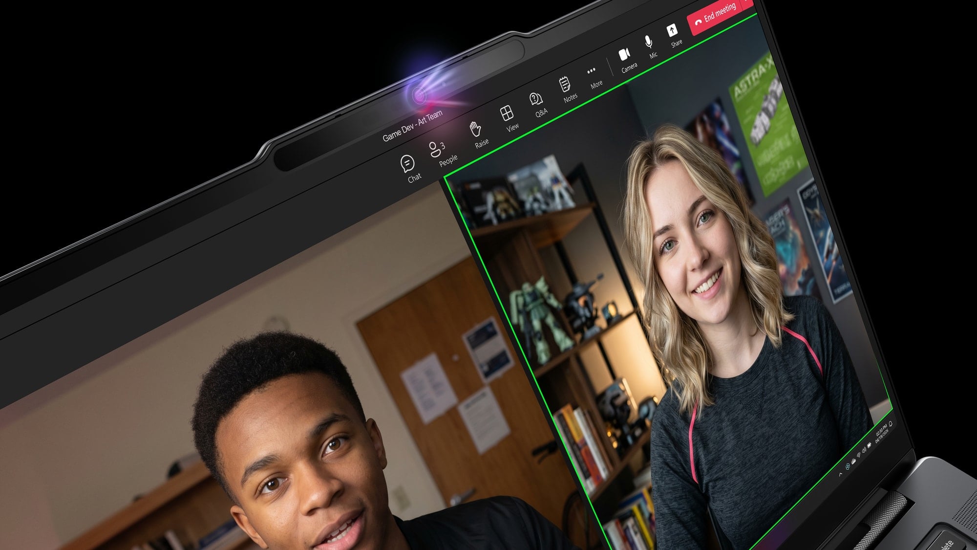 Widok z góry na ekran laptopa podczas wideokonferencji z dwiema osobami w aplikacji komunikacyjnej.