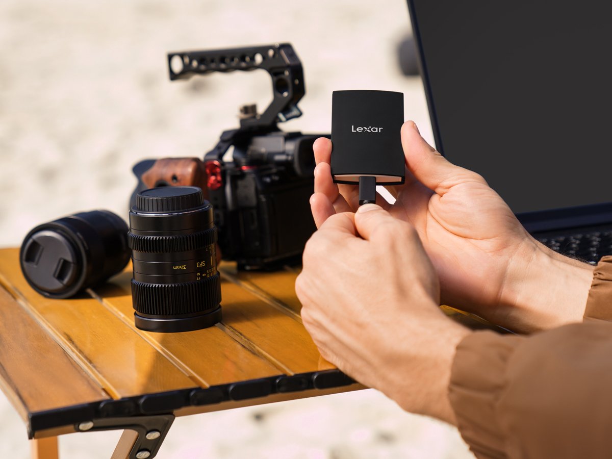 Dysk zewnętrzny Lexar ARMOR 700 Portable SSD - Grafika lifestyle