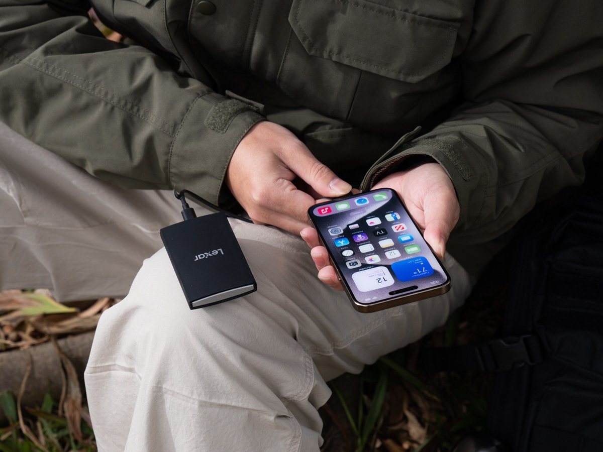 Dysk zewnętrzny Lexar ARMOR 700 Portable SSD - Grafika lifestyle