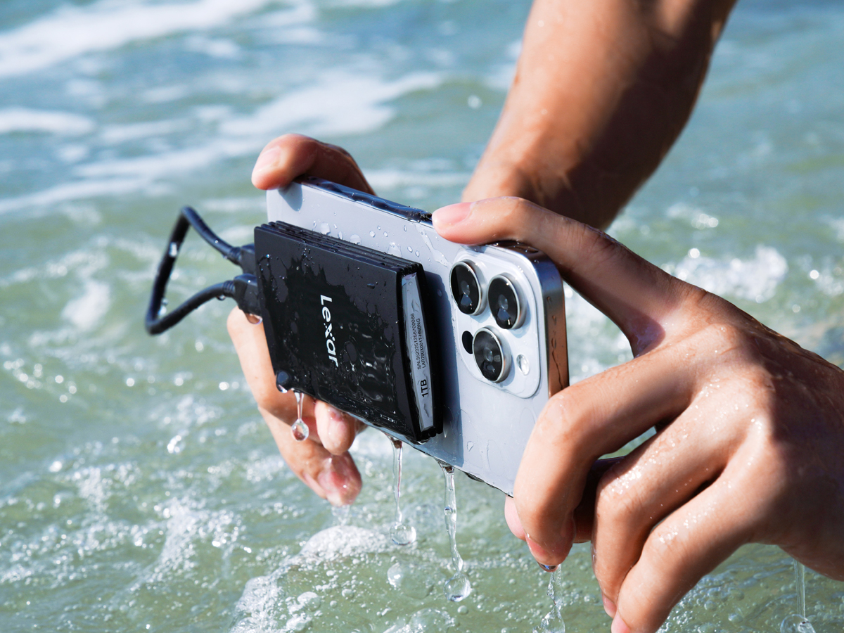 Dysk zewnętrzny Lexar ARMOR 700 Portable SSD - Grafika lifestyle