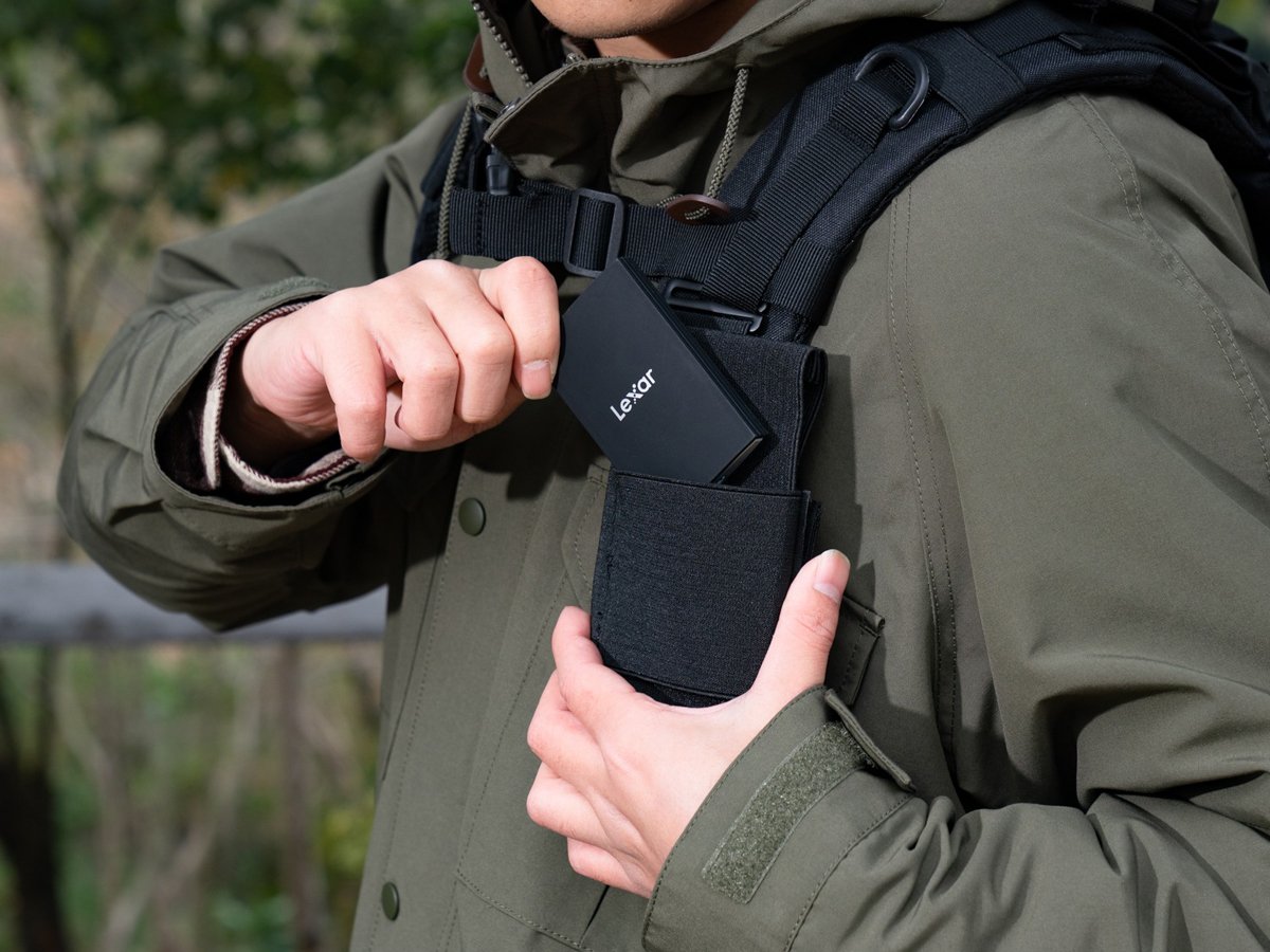 Dysk zewnętrzny Lexar ARMOR 700 Portable SSD - Grafika lifestyle