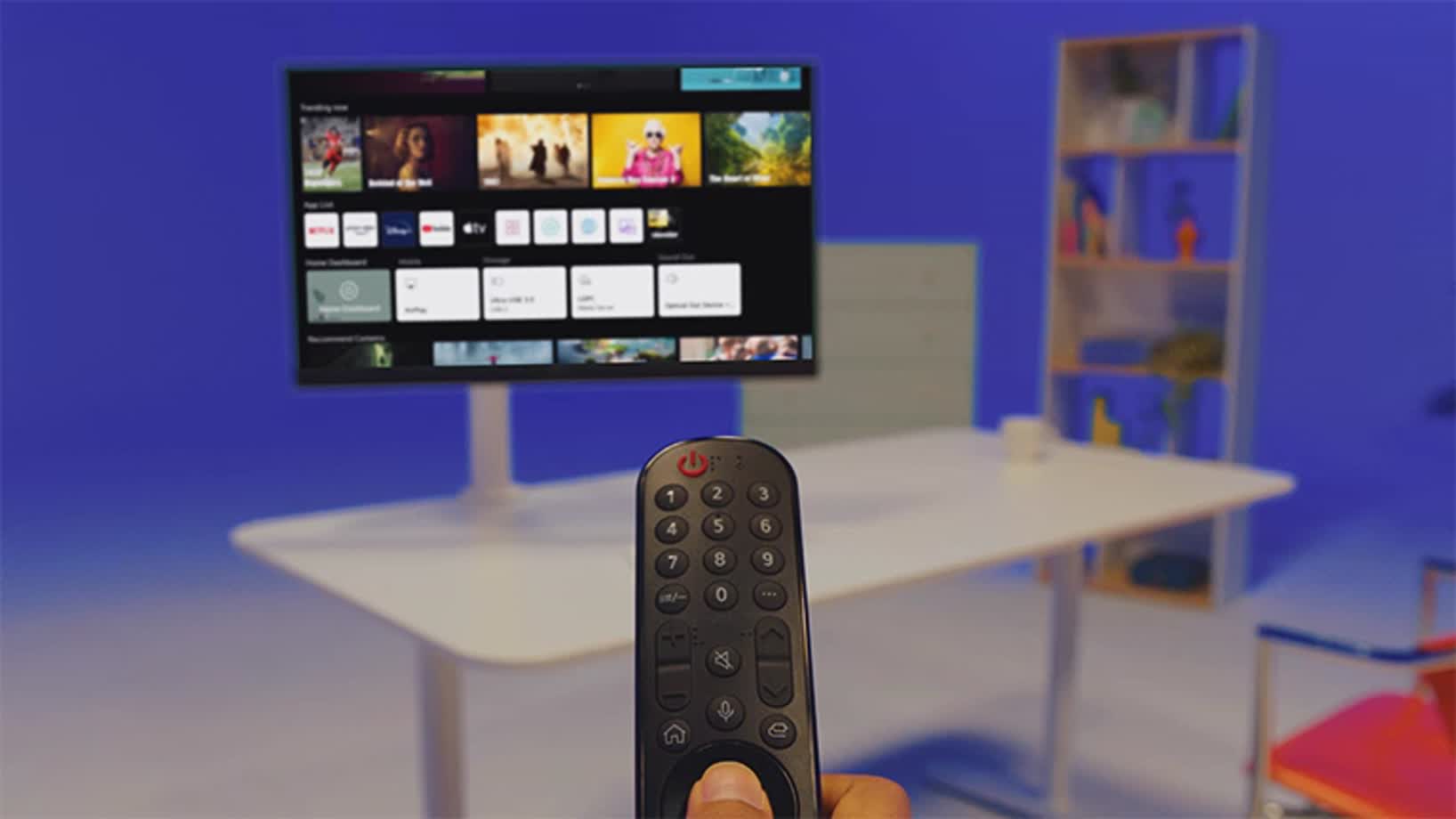 Za pomocą pilota Magic Remote możesz sterować odtwarzaniem ulubionych treści za pomocą poleceń głosowych.