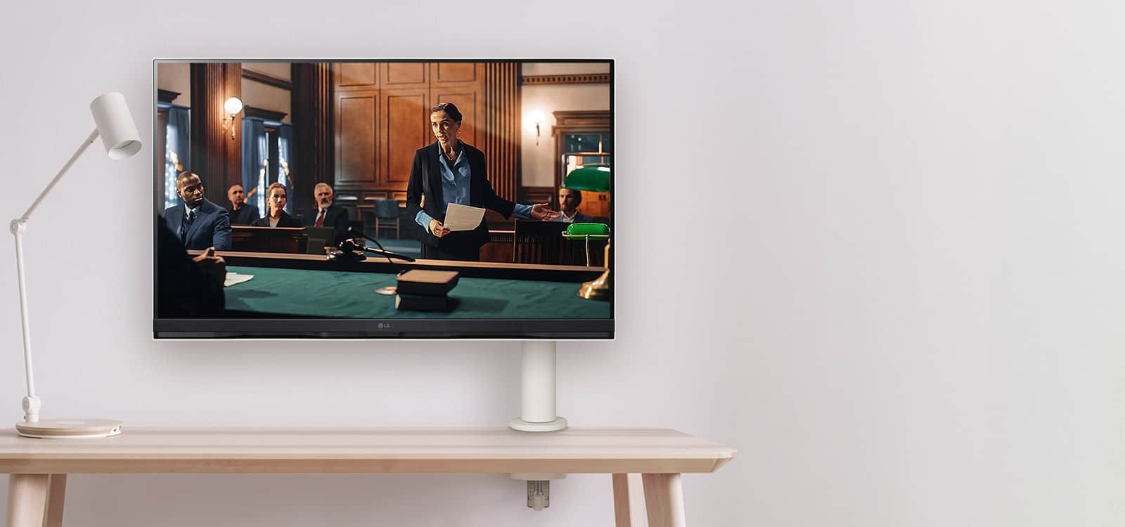 32-calowy ekran UHD 4K (3840x2160) zapewnia wyraźny obraz i dokładne odwzorowanie kolorów dzięki 90% pokryciu palety DCI-P3 (typ.).