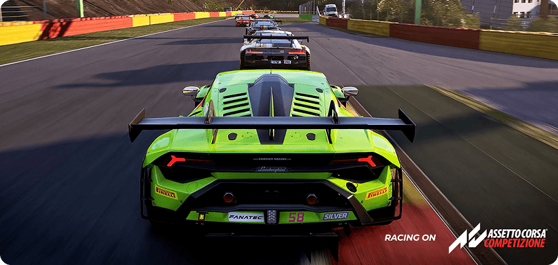 Wyścig samochodów na torze z widoku trzeciej osoby, z napisami „RACING ON” i logo gry „Assetto Corsa Competizione”