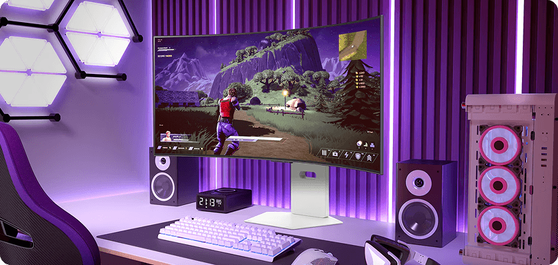 Zakrzywiony monitor LG na białej podstawie, wyświetlający grę, ustawiony na biurku obok komputera PC (Personal Computer)