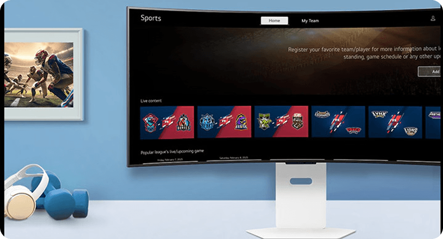 Zakrzywiony monitor LG wyświetla interfejs sekcji Sports z kafelkami drużyn. Obok białe słuchawki i hantle.