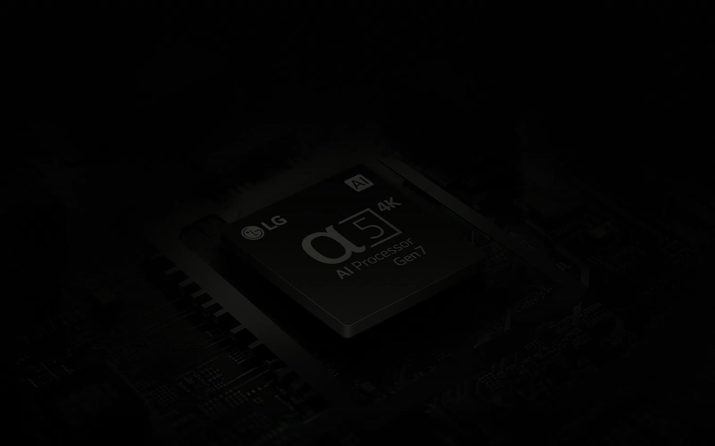 Procesor AI α5 4K Gen7 od LG z żółtym, emanującym od spodu światłem i rozgałęziającymi się kolorowymi liniami płytek drukowanych.
