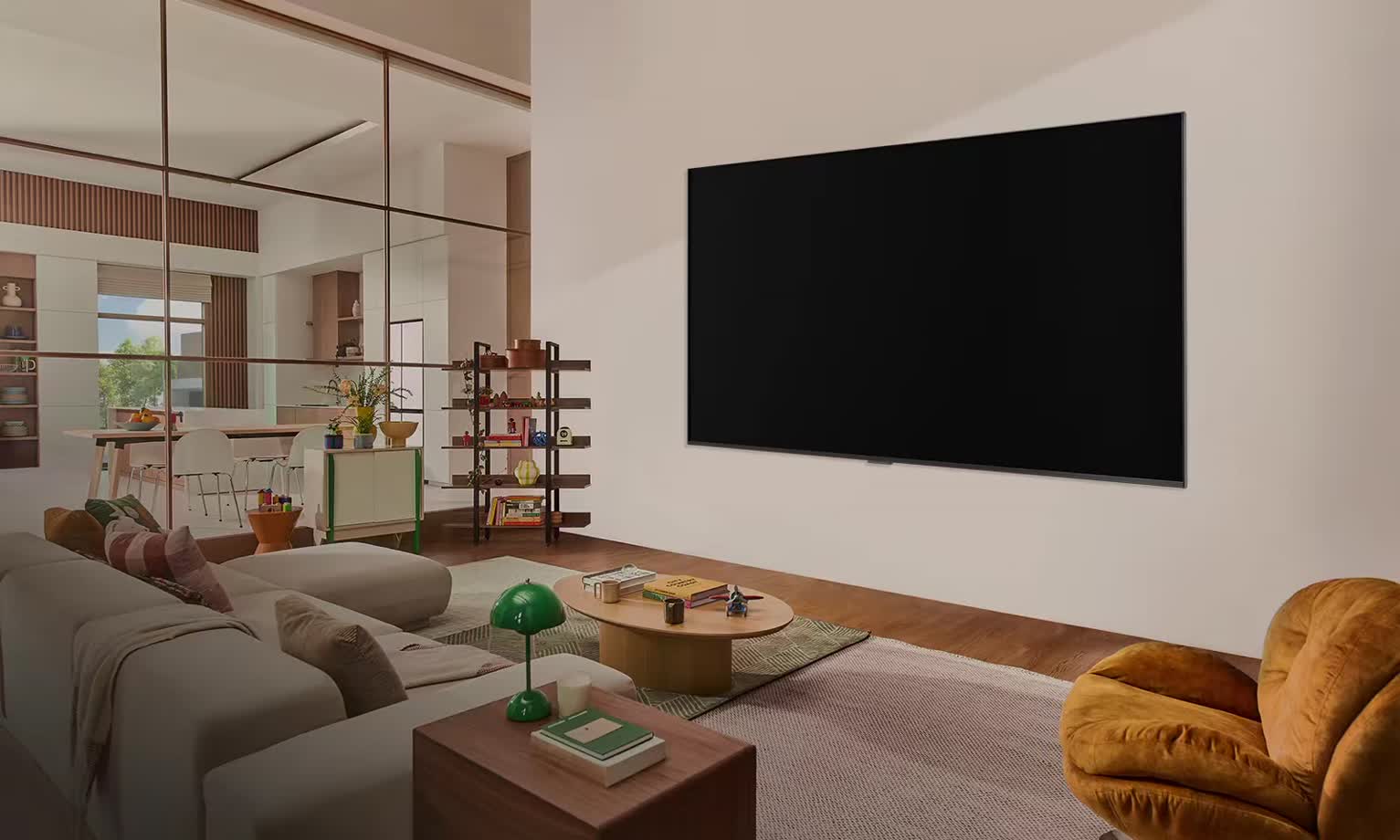 LG TV zamontowany na ścianie w salonie, z gitarzystą na ekranie. Grafika koncentrycznych okręgów reprezentujących fale dźwiękowe.