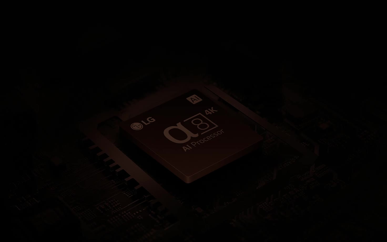 Procesor AI alpha 8 4K od LG z pomarańczowym, emanującym od spodu światłem i rozgałęziającymi się kolorowymi liniami płytek drukowanych.