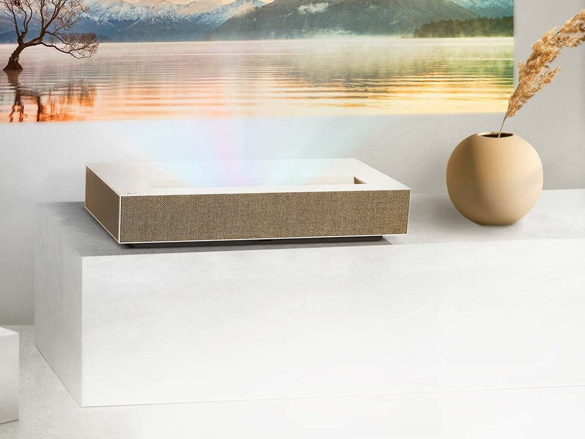 LG CineBeam HU915QE Premium 4K Laser UST