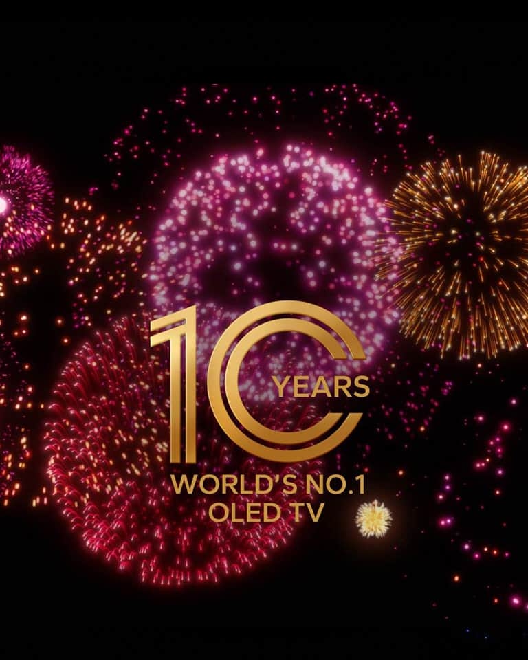 Film przedstawia emblemat „10 Year World's No.1 OLED TV” stopniowo pojawiający się na czarnym tle w towarzystwie fioletowych, różowych i pomarańczowych fajerwerków.
