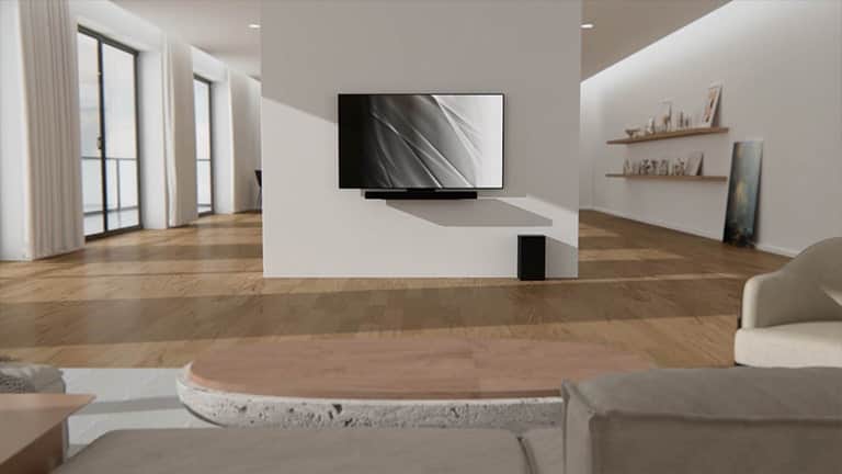 Film zaczyna się od przykręcania uchwytu Synergy do tylnej płyty telewizora LG OLED C3. Następnie telewizor zostaje przymocowany do ściany w jasnym i nowoczesnym pomieszczeniu.
