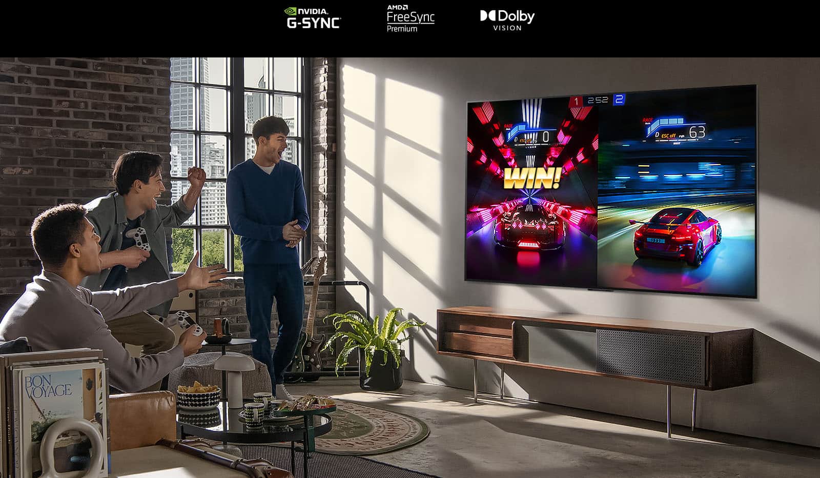 Zdjęcie trzech mężczyzn grających w grę wyścigową na telewizorze LG OLED w nowoczesnym mieszkaniu miejskim.