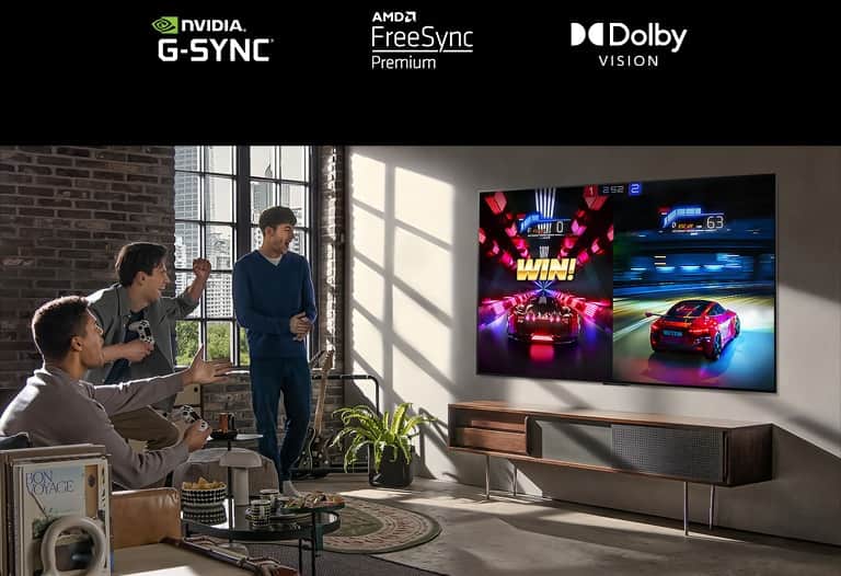 Zdjęcie trzech mężczyzn grających w grę wyścigową na telewizorze LG OLED w nowoczesnym mieszkaniu miejskim.