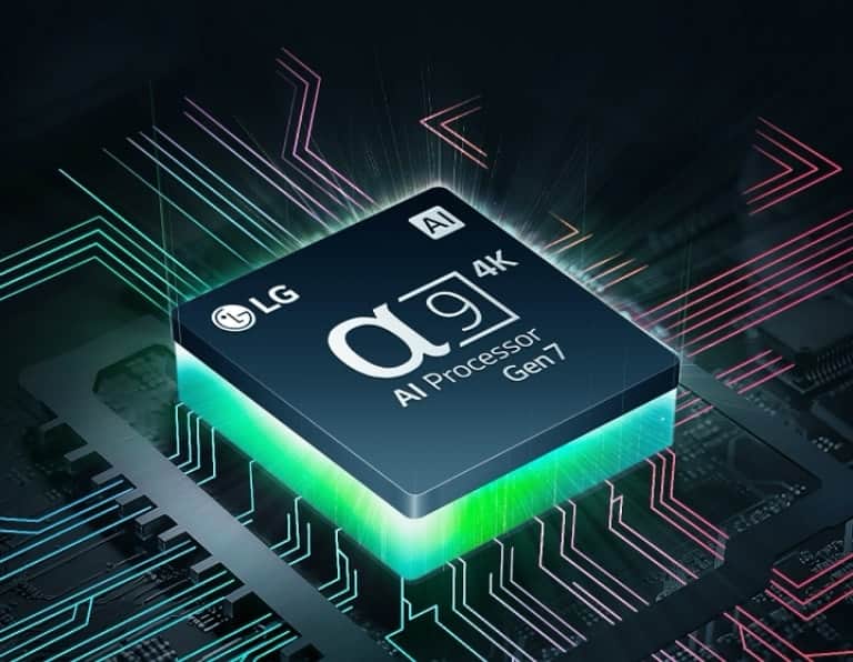 Procesor AI LG α9 (Alpha) Gen7 ledwo widoczny w ciemności. Procesor AI rozświetla się na zielono i wydobywają się z niego kolorowe wiązki światła. Na płycie głównej pojawiają się błyskawice, rozszerzając się coraz dalej, a białe kropki przypominają gwiazdy, sprawiając wrażenie międzygalaktycznej sceny.