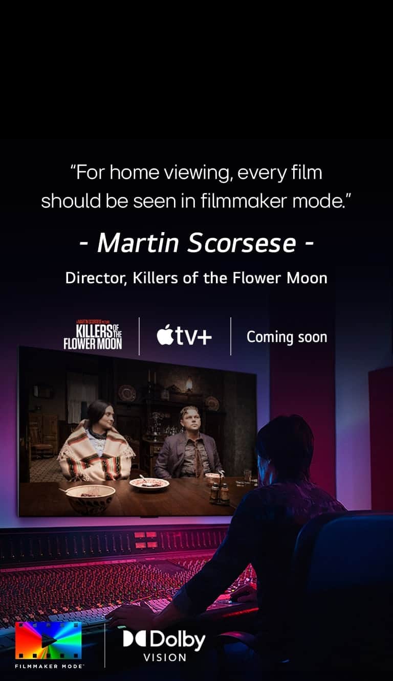 Reżyser znajdujący się przed panelem sterowania, montujący film „Czas krwawego księżyca” na LG OLED TV. Cytat autorstwa Martina Scorsese: „Każdy film oglądany w domu powinien być wyświetlany w trybie twórcy filmowego”, nakłada się na obraz z logo „Czas krwawego księżyca”, logo Apple TV+ oraz logo „już wkrótce”. Logo Dolby Vision Logo FILMMAKER MODE™