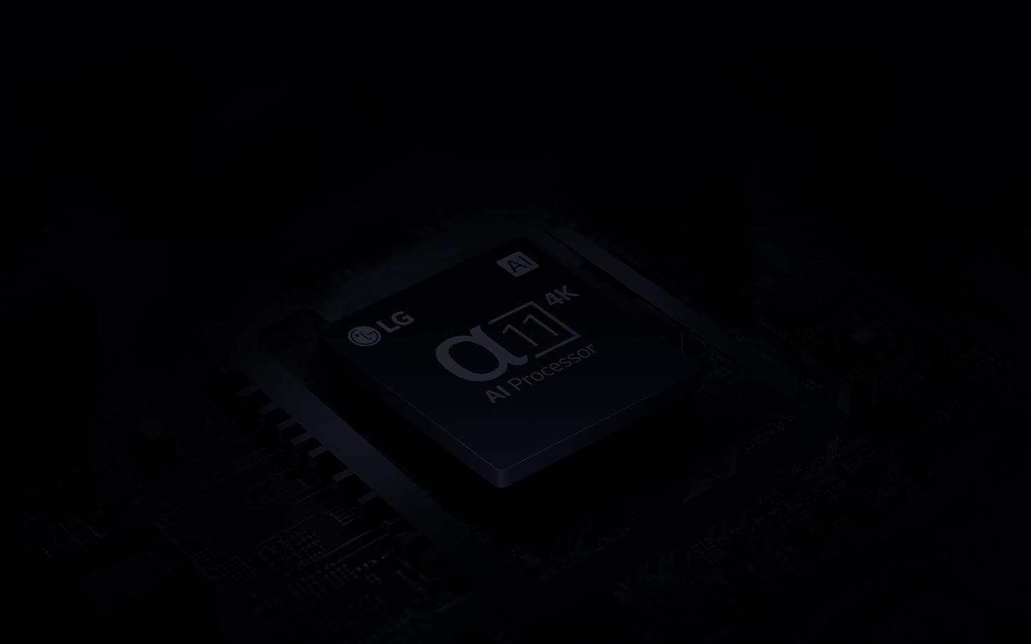 Procesor AI LG α11 (czyt. Alpha) 4K ledwo widoczny w ciemności. Procesor AI zapala się na fioletowo oraz różowo i wydobywają się z niego kolorowe wiązki światła. Na płycie głównej pojawiają się błyskawice, rozszerzając się coraz dalej, a białe kropki przypominają gwiazdy, sprawiając wrażenie międzygalaktycznej sceny.