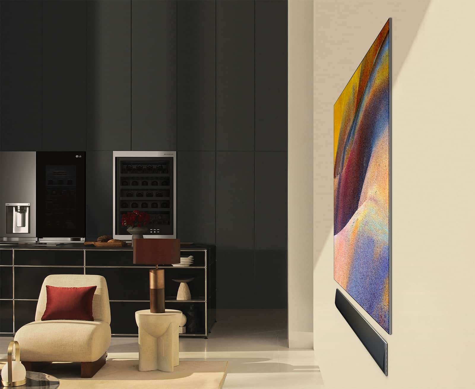 LG OLED TV, OLED G4 wyświetlający elegancką abstrakcyjną grafikę i soundbar LG płasko na ścianie w nowoczesnym salonie.