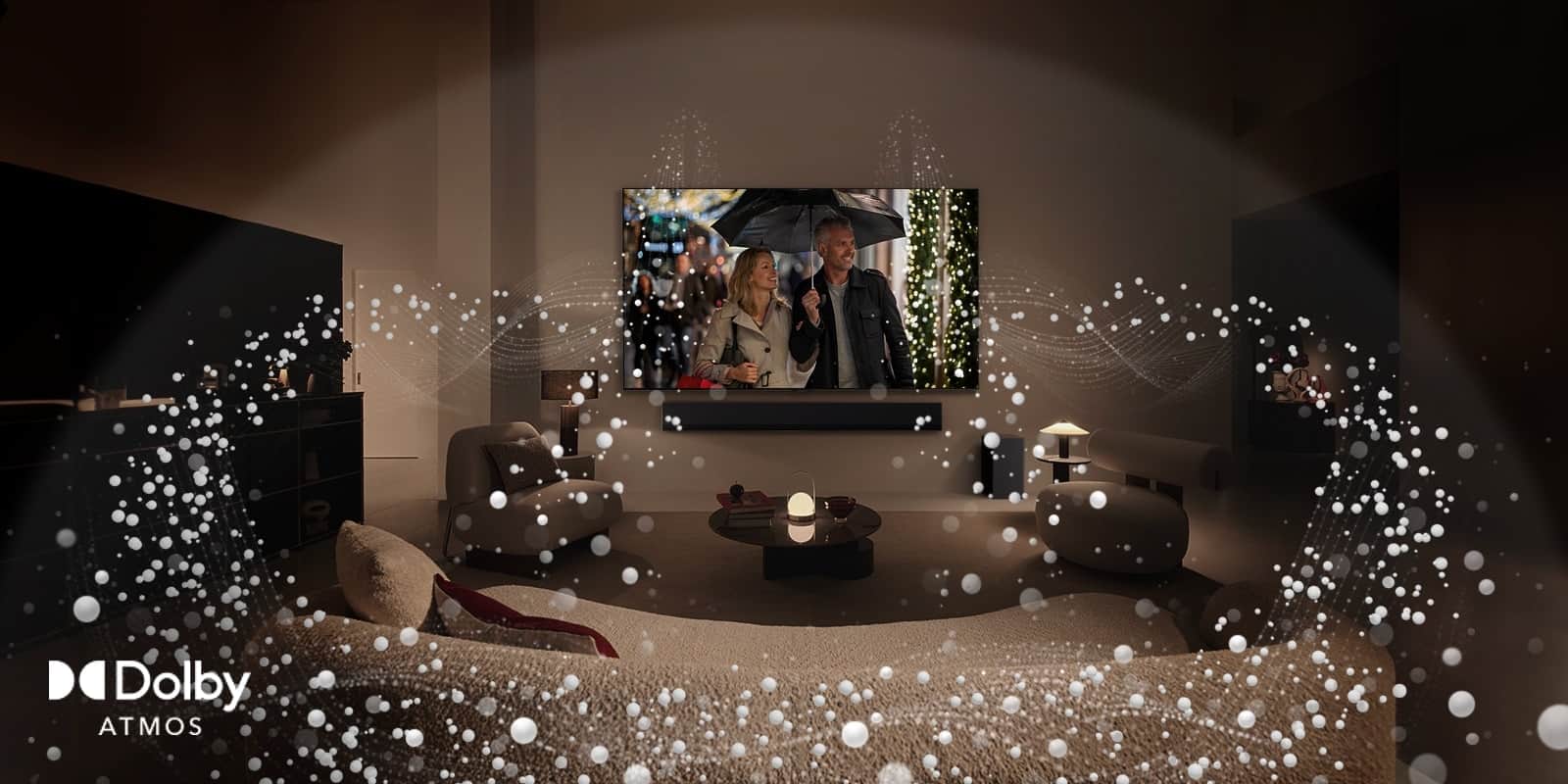 Przytulna, słabo oświetlona przestrzeń mieszkalna, LG OLED TV wyświetlający parę używającą parasola i jasna okrągła grafika otaczająca pokój. Logo Dolby Atoms w lewym dolnym rogu.