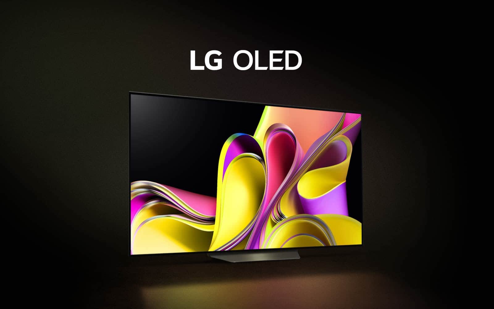 Film zaczyna się od czarnego tła i stopniowo pojawia się telewizor LG OLED B3 z kolorowym abstrakcyjnym dziełem sztuki na ekranie. Telewizor przesuwa się na miejsce i pojawia się biały napis LG OLED.