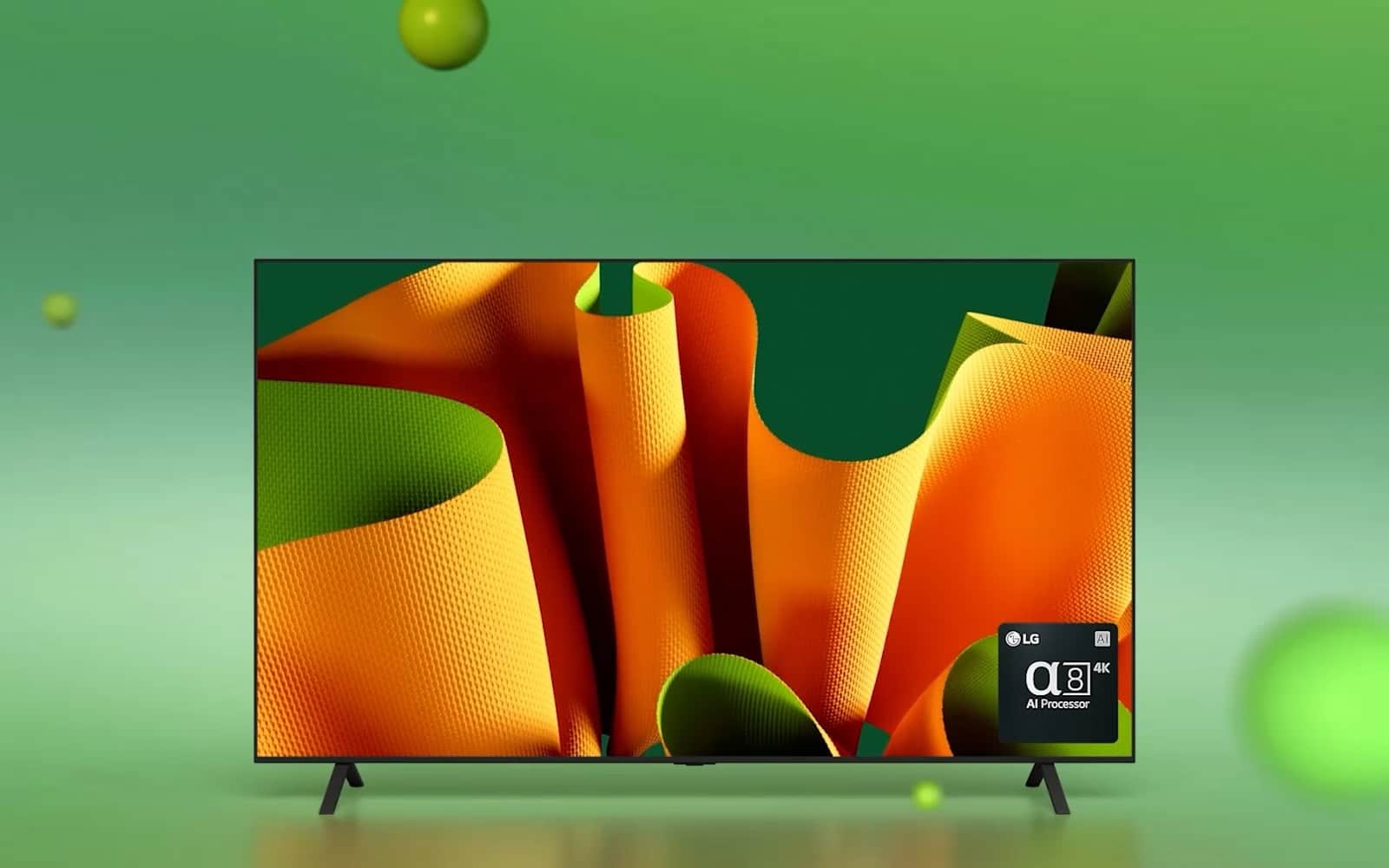 LG OLED B4 skierowany pod kątem 45 stopni w lewo, z zielono-pomarańczową, abstrakcyjną grafiką na ekranie z zielonym tłem z kulami 3D. OLED TV obraca się do przodu. W prawym dolnym rogu znajduje się logo procesora AI LG alpha 8.