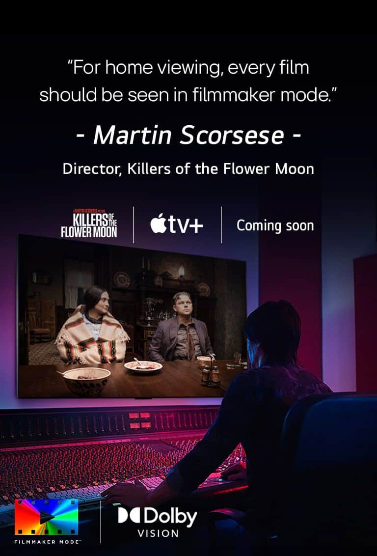 Reżyser znajdujący się przed panelem sterowania, montujący film „Czas krwawego księżyca” na LG OLED TV. Cytat autorstwa Martina Scorsese: „Każdy film oglądany w domu powinien być wyświetlany w trybie twórcy filmowego”, nakłada się na obraz z logo „Czas krwawego księżyca”, logo Apple TV+ oraz logo „już wkrótce”. Logo Dolby Vision Logo FILMMAKER MODE™