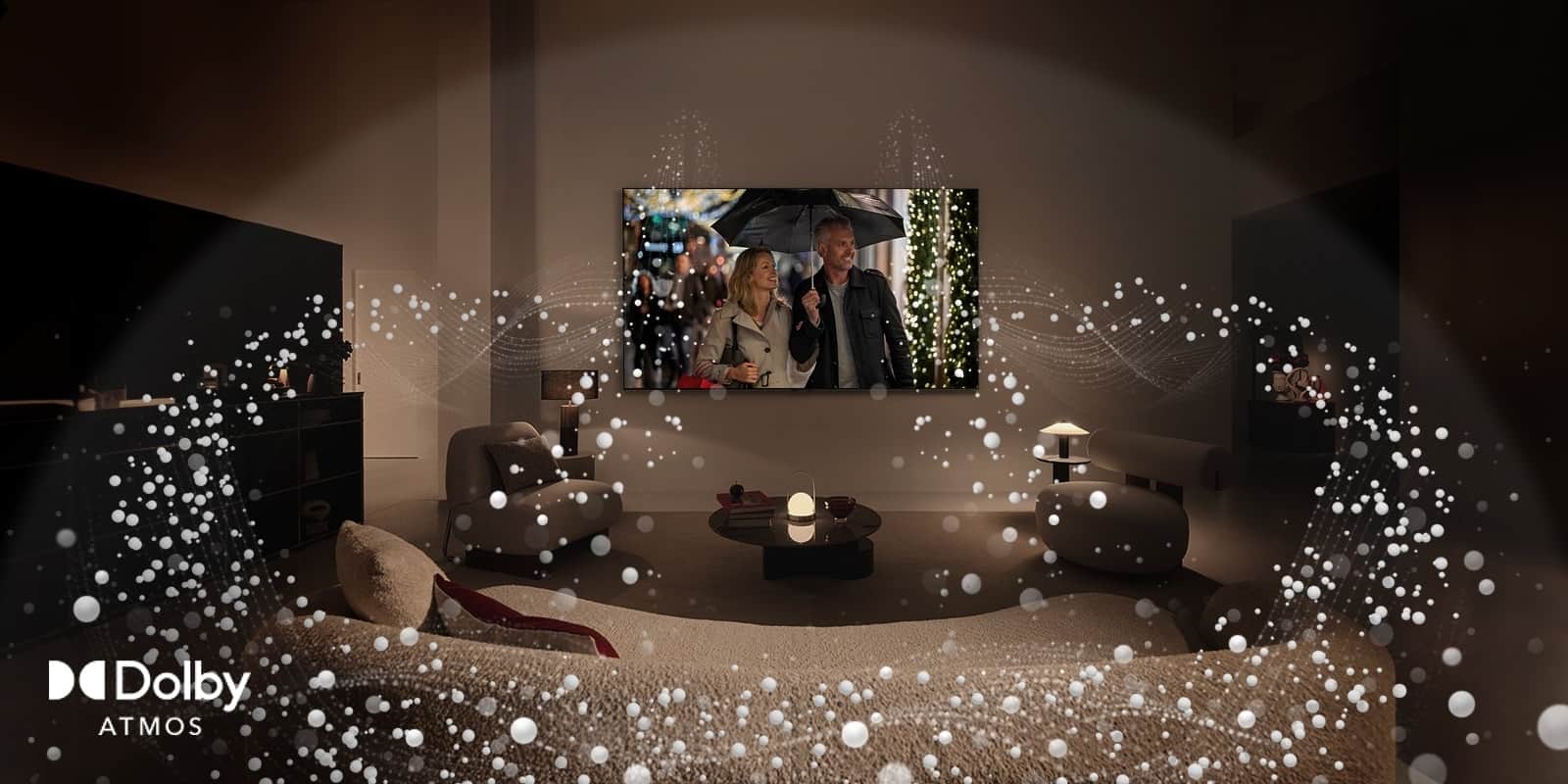Przytulna, słabo oświetlona przestrzeń mieszkalna, LG OLED TV wyświetlający parę używającą parasola i jasna okrągła grafika otaczająca pokój. Logo Dolby Atoms w lewym dolnym rogu.