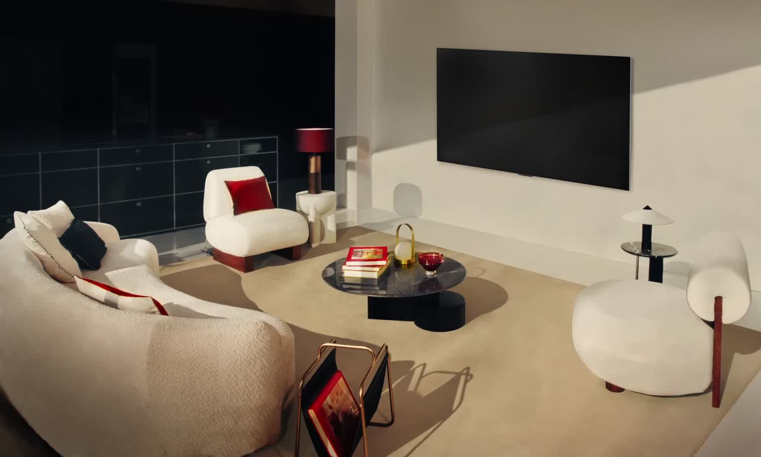 LG OLED TV w nowoczesnym mieszkaniu w mieście. Nad obrazem pojawia się nakładka z siatką, niczym skan przestrzeni, po czym z ekranu wystrzeliwują niebieskie fale dźwiękowe, idealnie wypełniając pomieszczenie dźwiękiem.