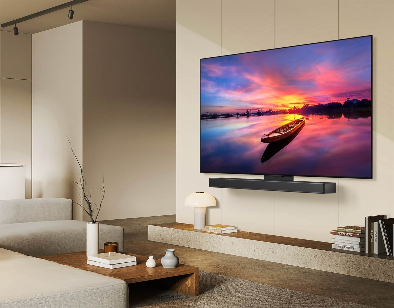 LG OLED TV, OLED C4 skierowany pod kątem 45 stopni w lewo, wyświetlający piękny zachód słońca z łodzią na jeziorze, jako że telewizor podłączony jest do soundbara LG za pomocą uchwytu Synergy w minimalistycznej przestrzeni mieszkalnej.