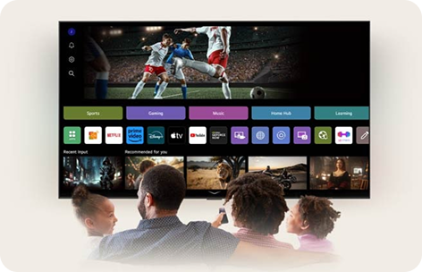 Rodzina 4-osobowa siedząca przed dużym ekranem telewizora z włączonym panelem do wyboru platform