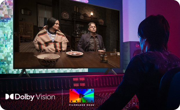 Mężczyzna siedzi w studiu montażowym, przed nim mnóstwo przycisków, a na wprost niego ekran, na którym widać dwoje ludzi