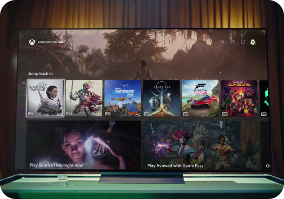 Widok gry wyścigowej na ekranie telewizora ściennego