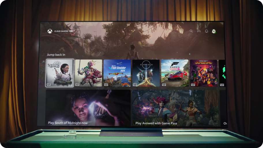 Widok gry wyścigowej na ekranie telewizora ściennego