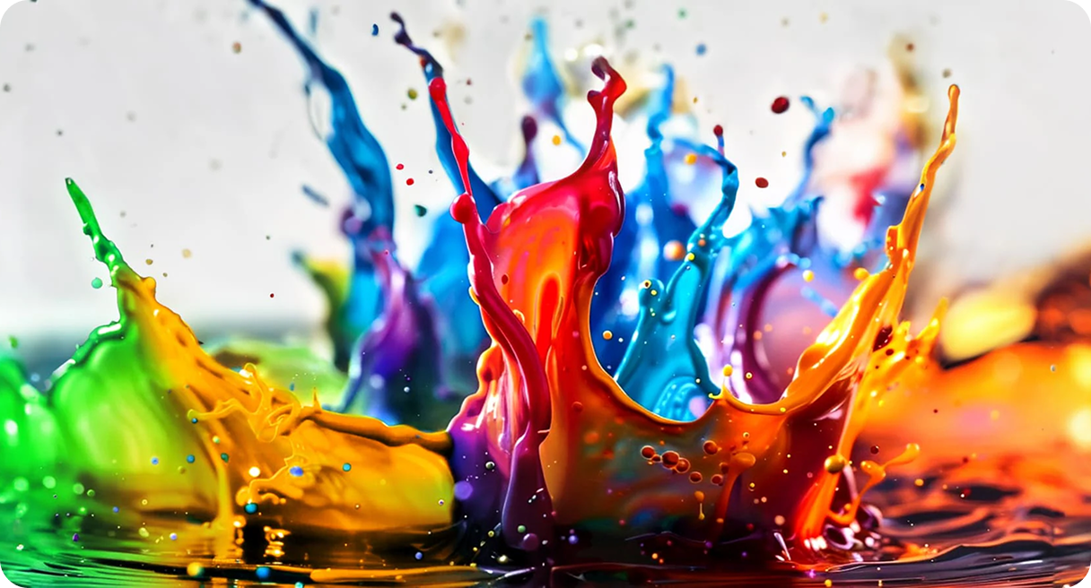Rozprysk wielokolorowej farby, widać kolory: czerwony, żółty, zielony, niebieski i fioletowy - o wysokim nasyceniu