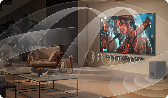 Duży telewizor z płaskim ekranem zawieszony na ścianie przestronnego pokoju, na ekranie śpiewająca kobieta