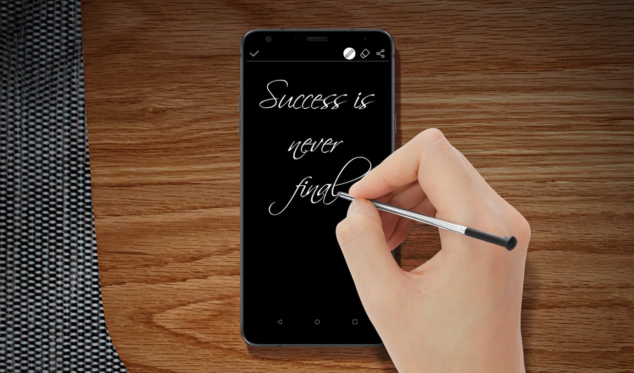 LG Q Stylus smukła obudowa ze szkła i metalu