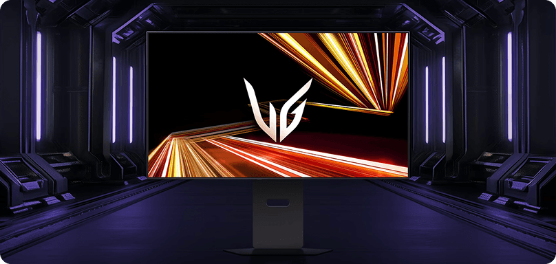 Monitor LG UltraGear w futurystycznym tunelu z żółto-czerwoną grafiką i logo serii na ekranie