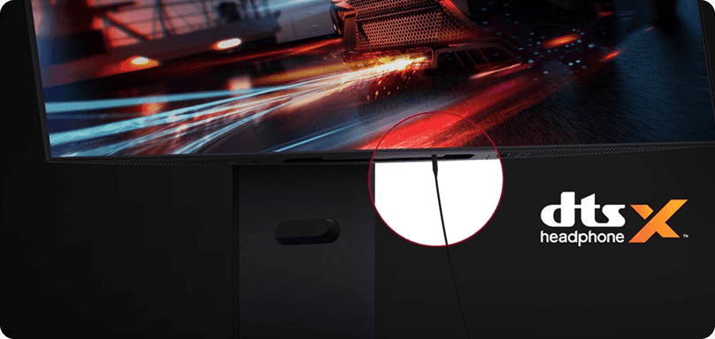 Zbliżenie na gniazdo słuchawkowe monitora z logo DTS (Digital Theater Systems) Headphone:X (dźwięk przestrzenny)