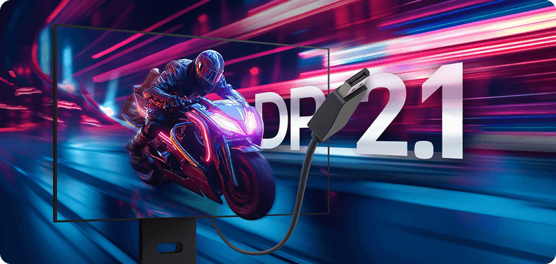 Monitor z motocyklistą i wtyczką kabla na pierwszym planie obok dużego napisu DP 2.1 (DisplayPort 2.1)