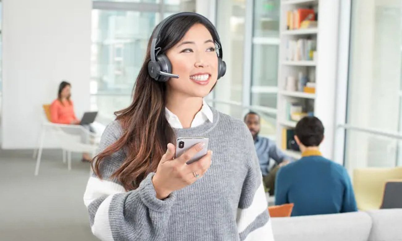 Zestaw słuchawkowy Logitech Zone Wireless Plus - Grafika lifestyle