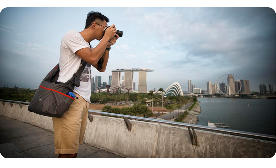 Torba na aparat cyfrowy Lowepro Passport Sling III szara lifestyle