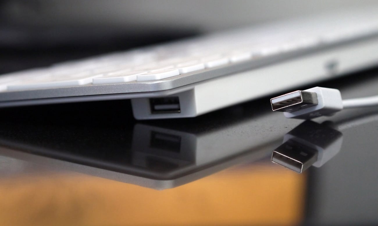 Matias FK318S-UK Porty USB