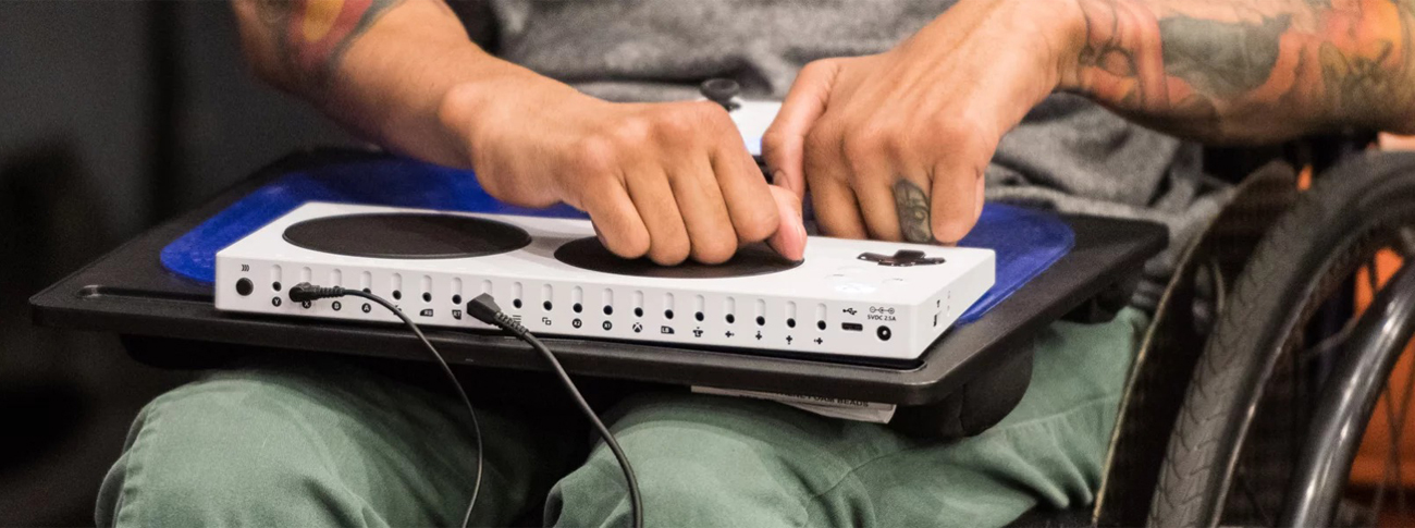 Kontroler adaptacyjny Xbox Adaptive Controller - Grafika lifestyle