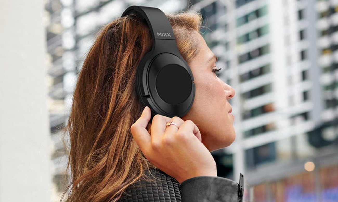 Słuchawki bezprzewodowe Mixx Audio StreamQ C1 Over Ear Wireless - Grafika lifestyle