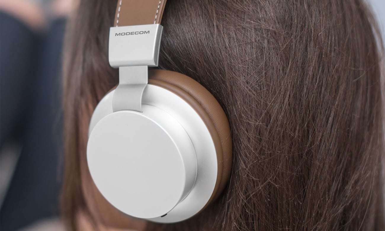 Słuchawki nauszne MODECOM MC-1500HF Brązowe - Grafika lifestyle