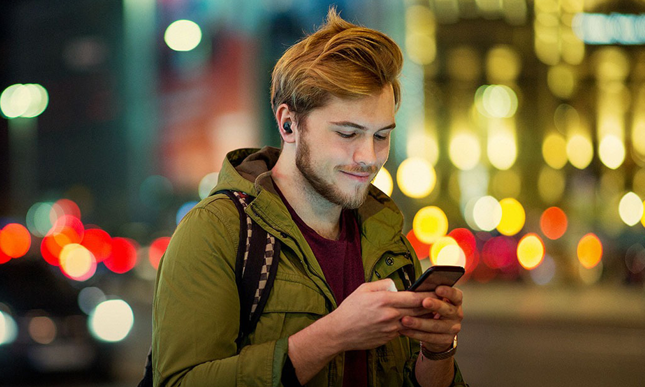 Słuchawki bezprzewodowe Motorola Moto Buds 150 - Grafika lifestyle