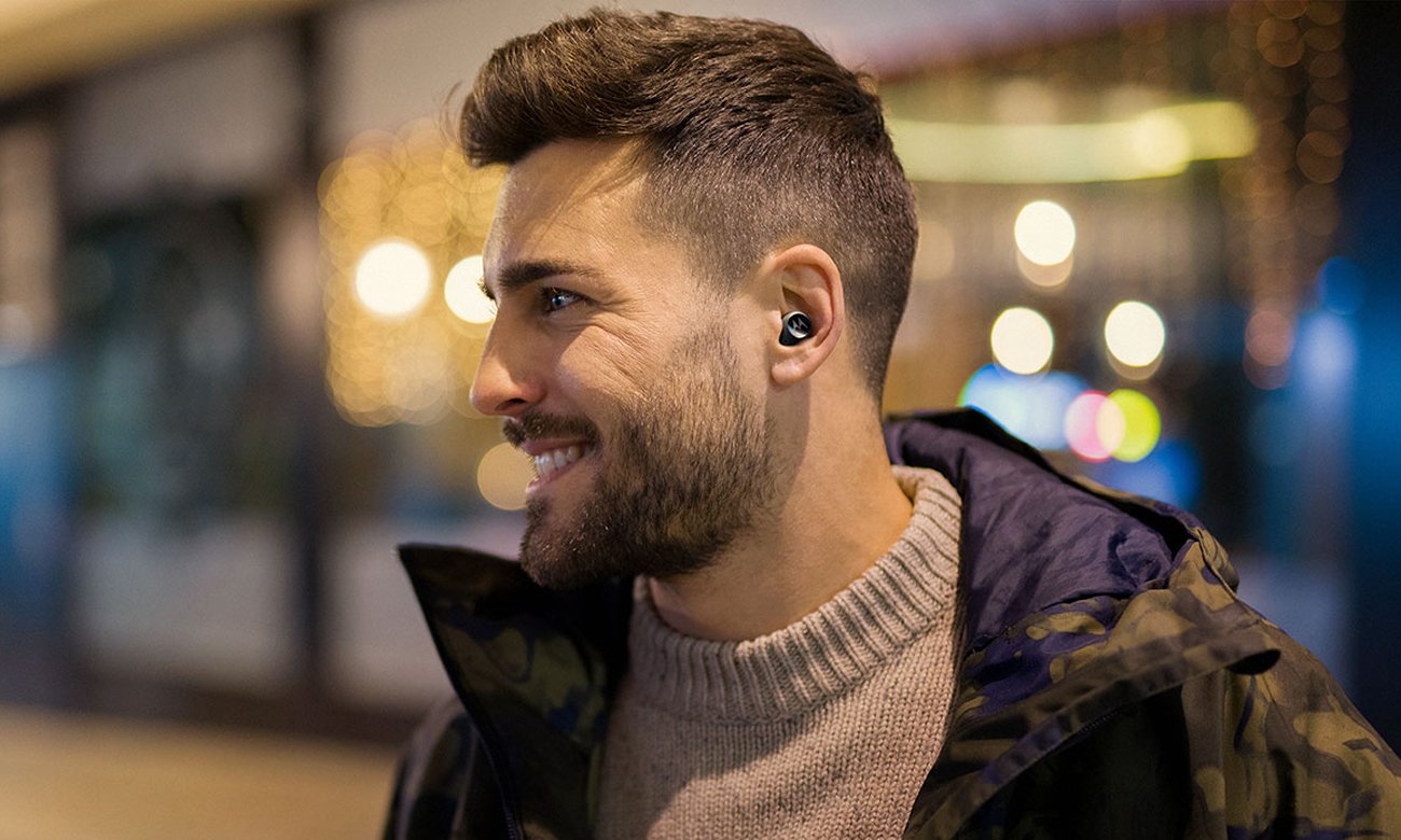 Słuchawki bezprzewodowe Motorola Moto Buds 250 Czarne - Grafika lifestyle